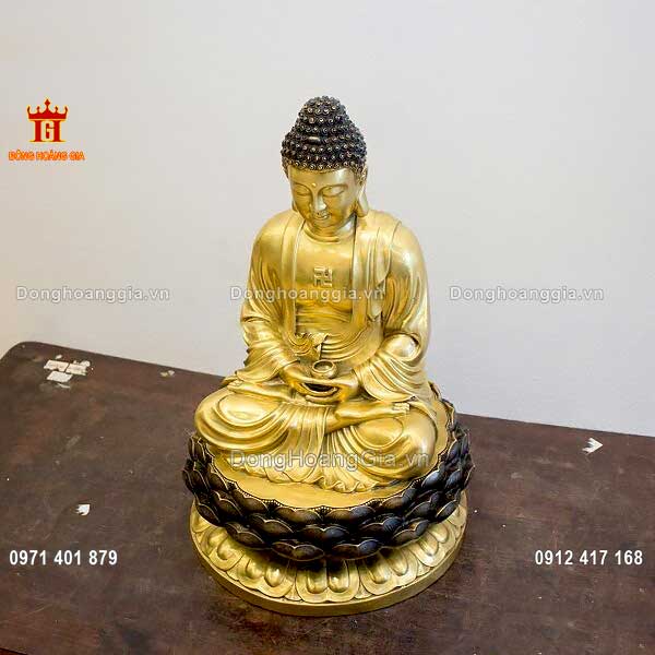 Tượng Phật Adida được đúc hoàn toàn từ nguyên liệu đồng vàng chắc chắn